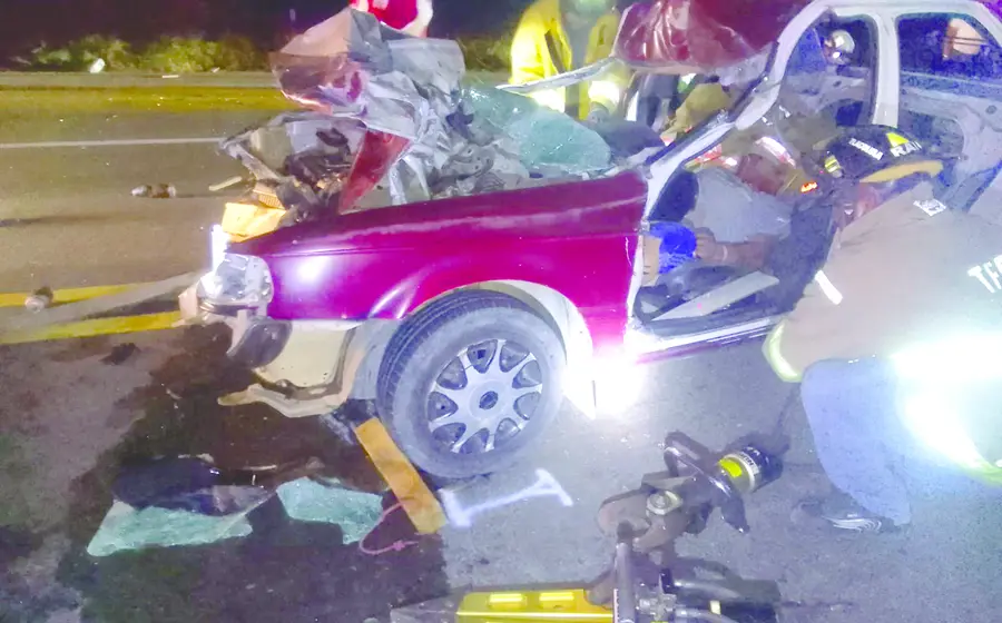El auto compacto quedó destruido en la parte frontal.