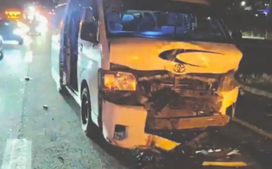 Urban de Huajuapan se ve involucrada en accidente.