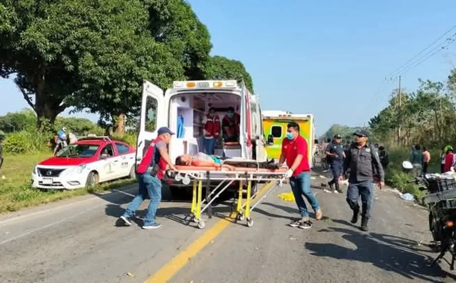 Tres meseras perdieron la vida al volcar una unidad de motor cuando se dirigían a Veracruz.