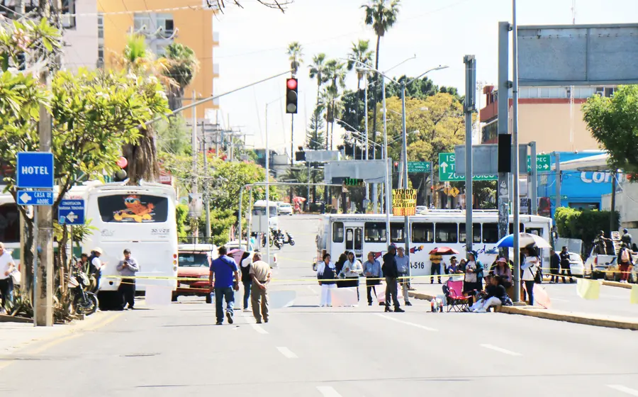 Integrantes de la sección 35 del SNTSA realizaron el cierre de vialidades y de centros comerciales.
