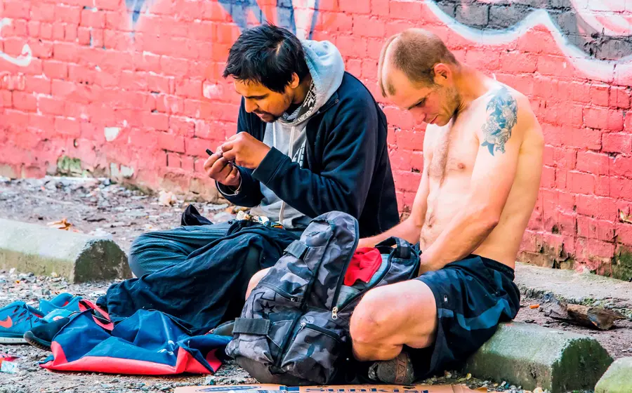 Las personas adictas al fentanilo viven en la calle o llegan al lugar para suministrarse esta droga cuyos efectos hacen parecer a los consumidores zombis