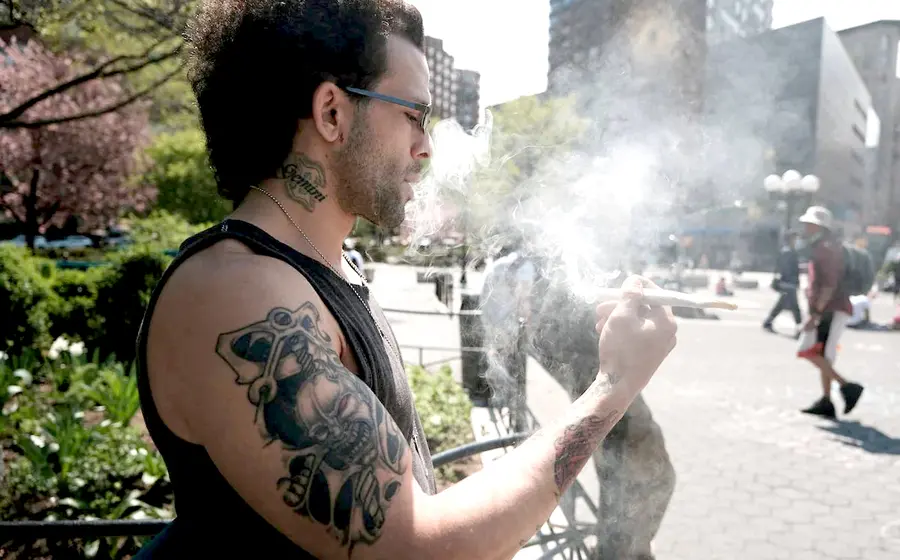 Vi en muchas esquinas de la ciudad; casi todos hombres en una edad todavía productiva y muchos de ellos fumando marihuana.