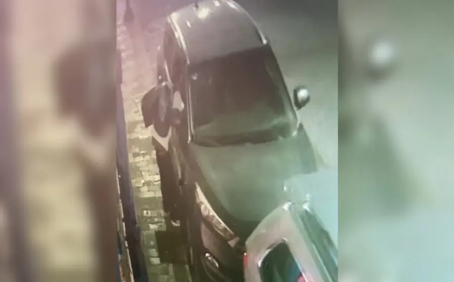 Un sujeto consuma un atraco a una unidad de motor estacionada en el centro.