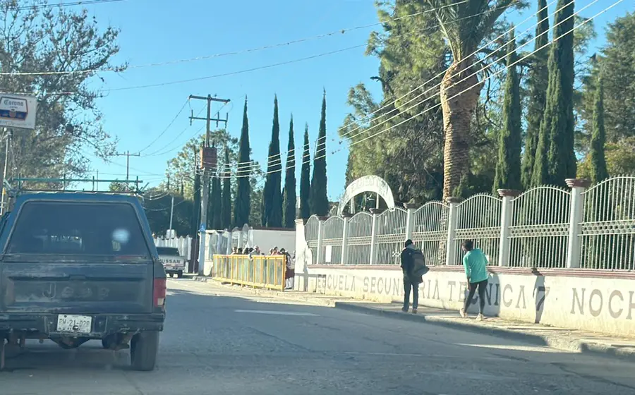 Los padres de familia piden justicia por las alumnas abusadas.
