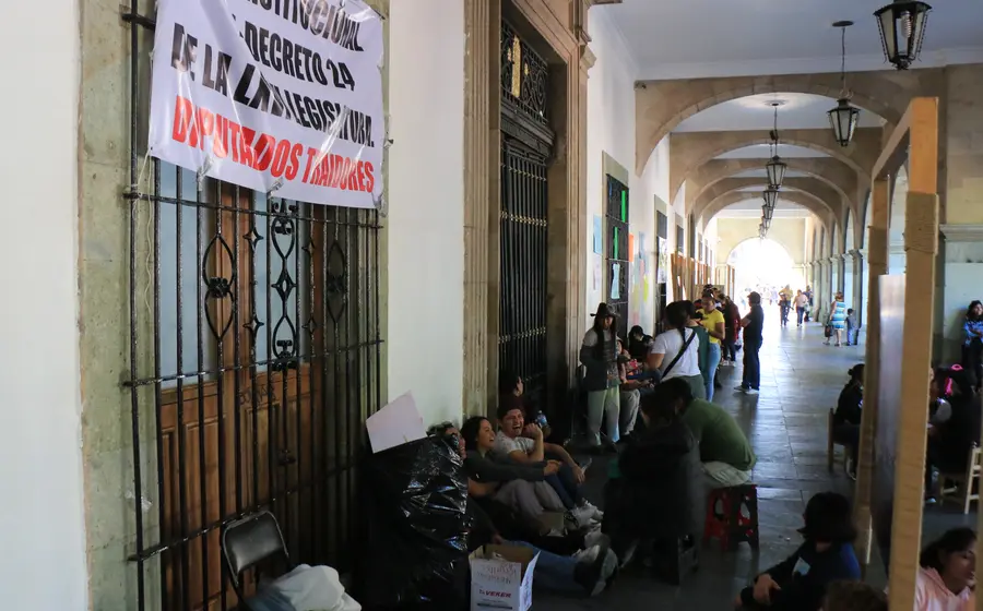 El despido de 1,344 empleados del Gobierno del Estado, genera contracción de gasto y daños a la movilidad.