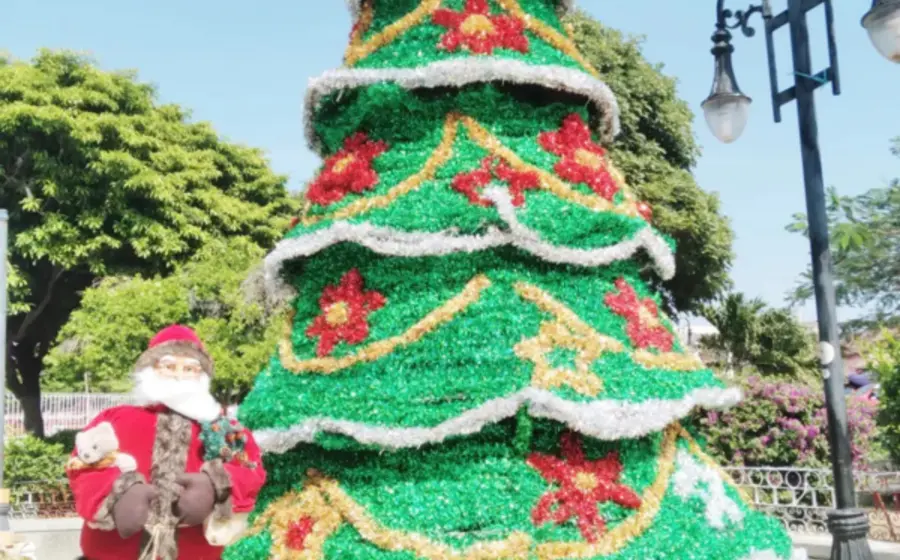 Habitantes de Tehuantepec celebran con algarabía la Navidad.