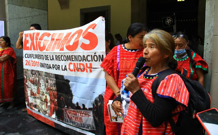 Por falta de apoyo y obstáculos burocráticos, mujeres indígenas desisten en la búsqueda de justicia.