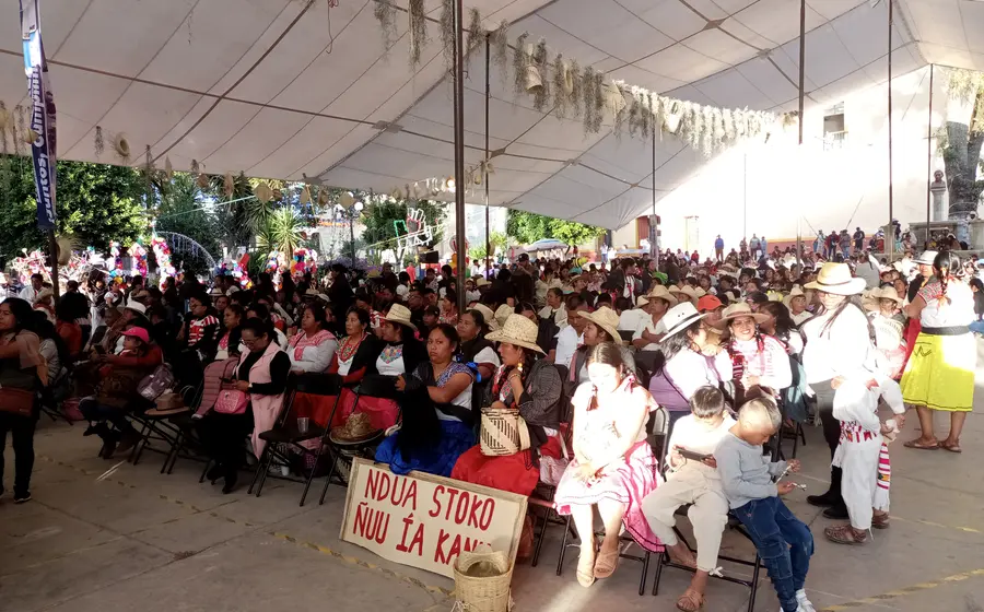 El público asistente disfrutó las distintas representaciones de las y los niños indígenas.
