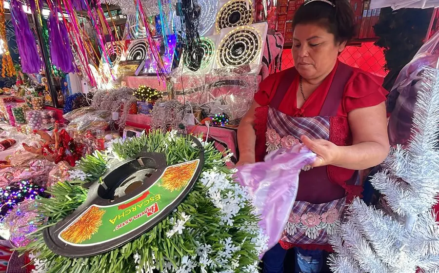 Algunas personas cuentan con mil 500 pesos de presupuesto para sus adornos.