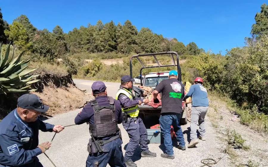 Policías y paramédicos trabajaron de manera coordinada para auxiliar a los lesionados y rescatar a las víctimas fatales.