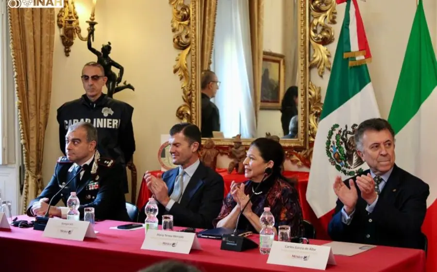 La ceremonia fue realizada en la sede de la Embajada de México en Roma, Italia.