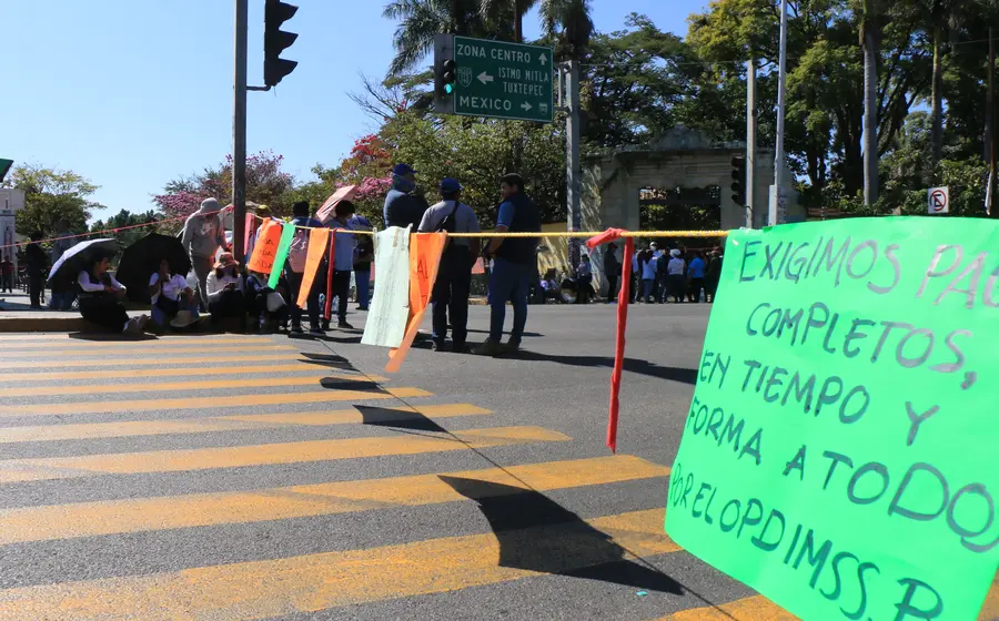 El 17 de diciembre, trabajadores de salud cerraron vialidades, tomaron centros comerciales y casetas de peaje.