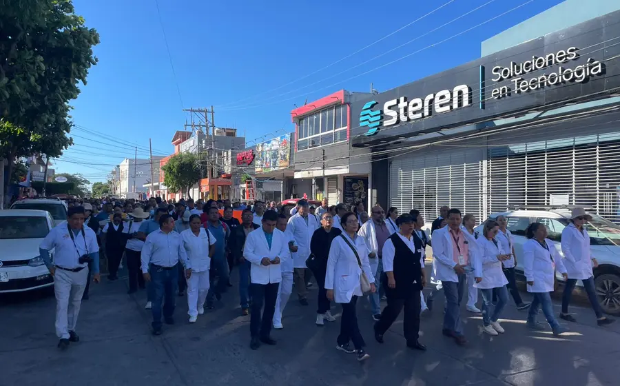 La marcha de trabajadores salió desde las instalaciones de la Jurisdicción Sanitaria Número 2