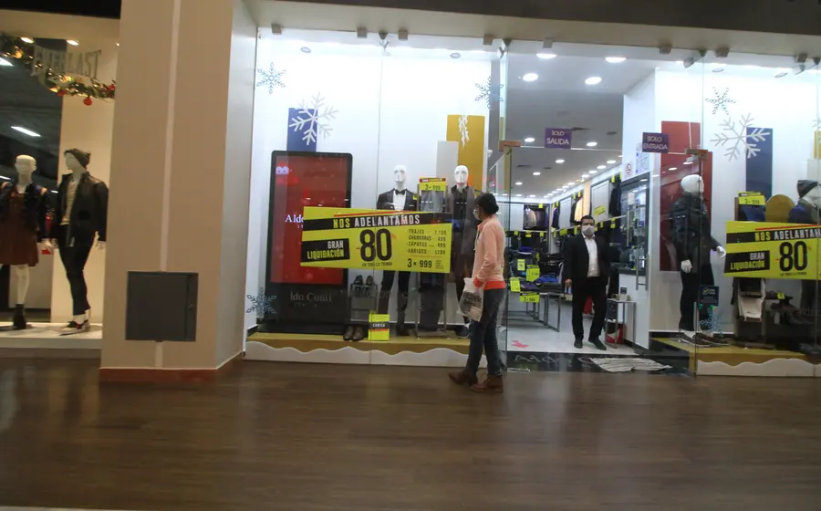 Los comercios locales se han visto obligados a adaptar su oferta a la demanda de productos a bajo costo.