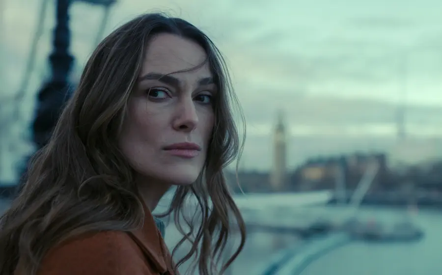 La serie protagonizada por Keira Knightley, Ben Whishaw y Sarah Lancashire se estrenó en días pasados.