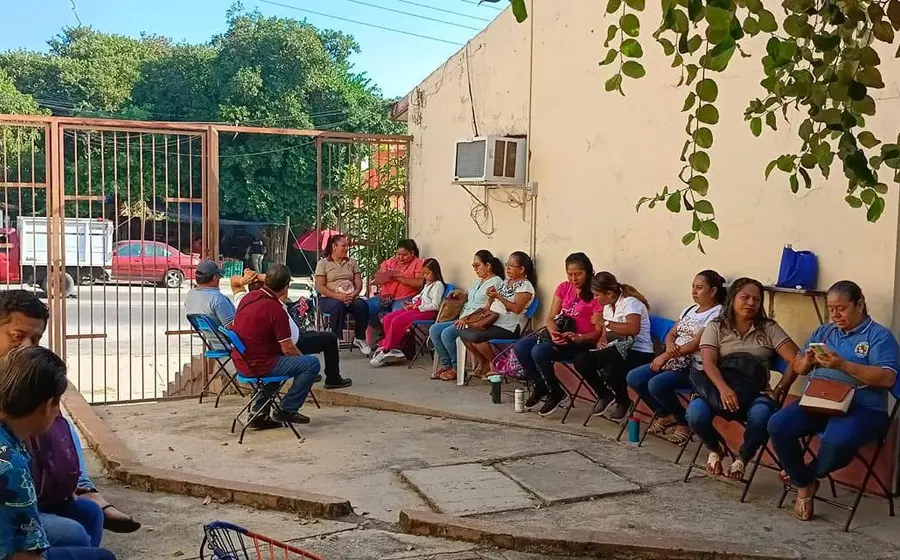 Empleados del sector salud demandan el pago de adeudos a trabajadores transferidos al IMSS-Bienestar.