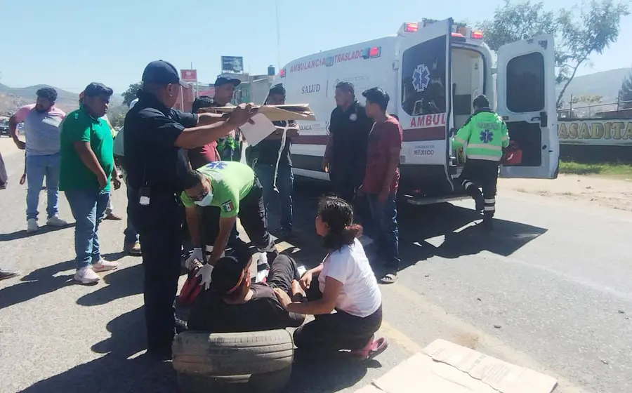 Dos personas quedaron con lesiones al ser arrolladas en la carretera federal 175, en la entrada a la colonia Guillermo González Guardado de la Villa de Zaachila.