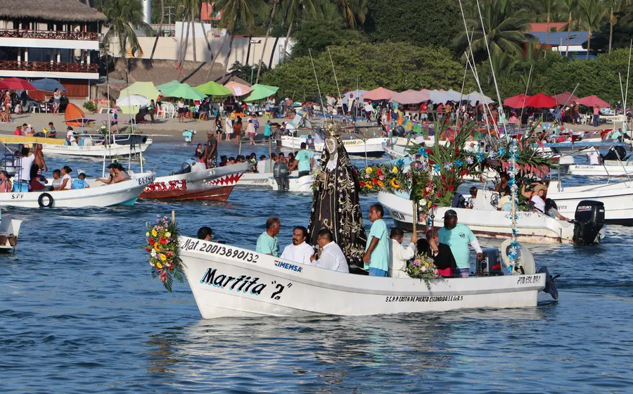 La peregrinación de la imagen de la Virgen de la Soledad sobre el mar de Puerto Escondido es una tradición que inició en el año de 1957.