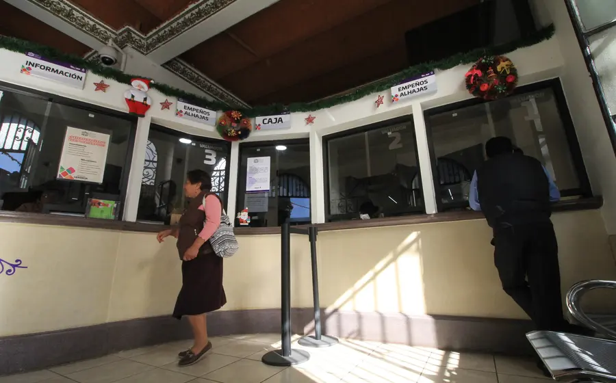 Las deudas con casas de empeño, préstamos de nómina y tarjetas de crédito cuentan con altas tasas de interés.