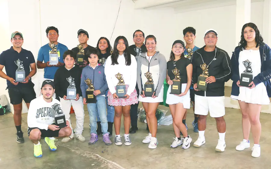 Campeones y finalistas de las diferentes categorías en la foto general