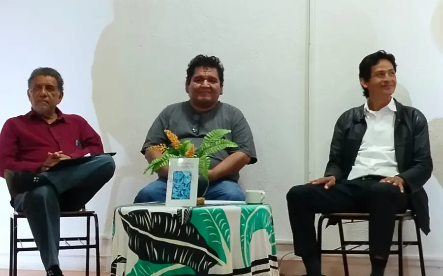 Gerardo Valdivieso Parada, al centro, es un periodista y escritor originario de Juchitán.