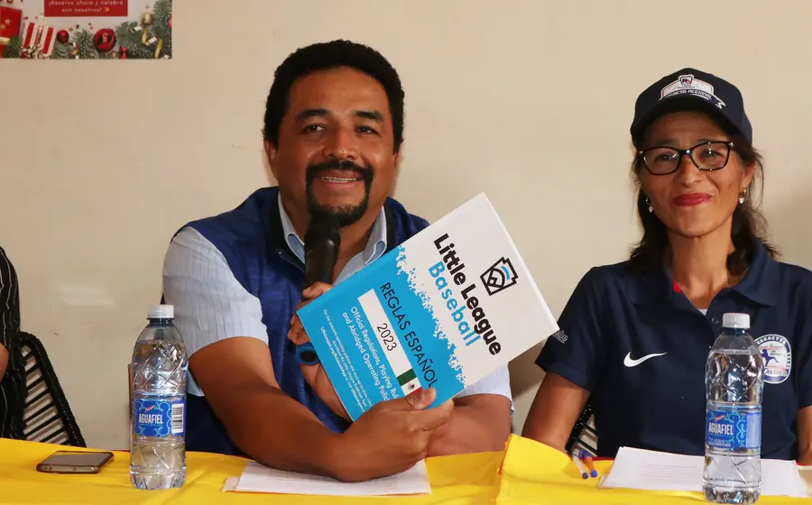 Heriberto Pacheco Aquino, subdirector del Distrito 30 de LPMB, y Magdalena Barriga, dieron a conocer la noticia