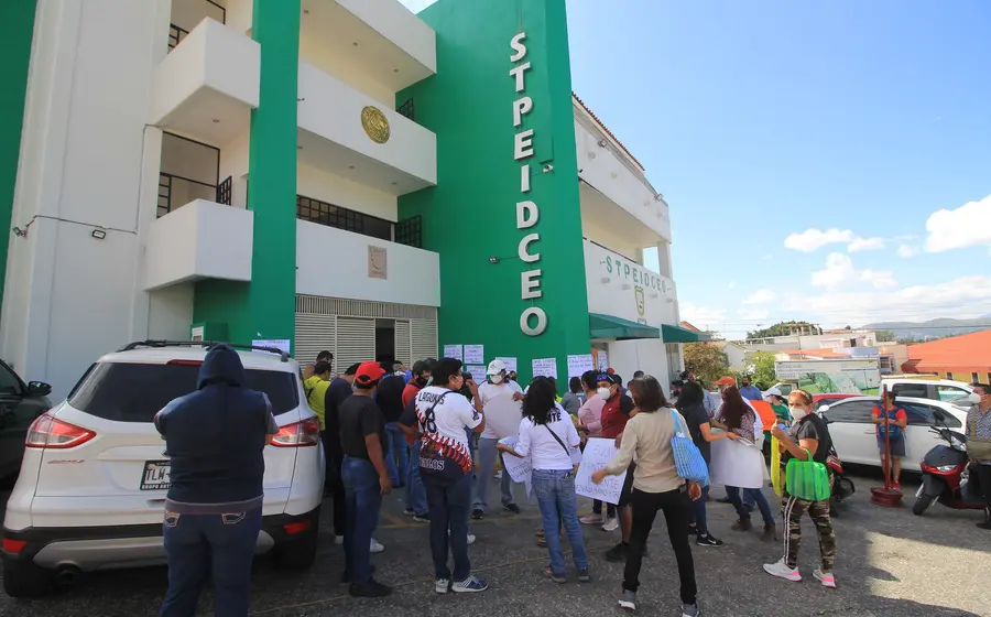 El líder de los burócratas, Pedro Castillejos, indicó que el STPEIDCEO peleará para que la totalidad de trabajadores despedidos regresen a sus áreas.