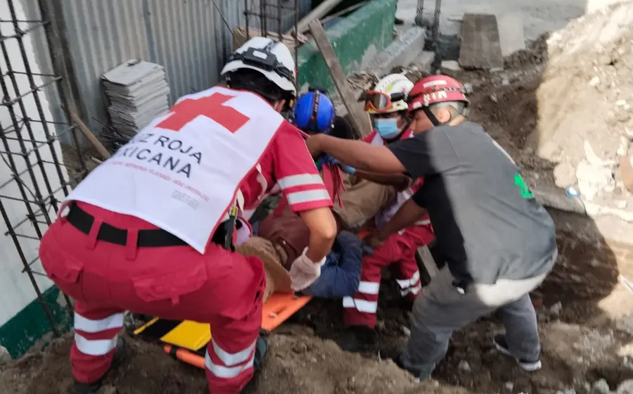 El obrero Indalecio N., de 53 años de edad, fue rescatado con vida.