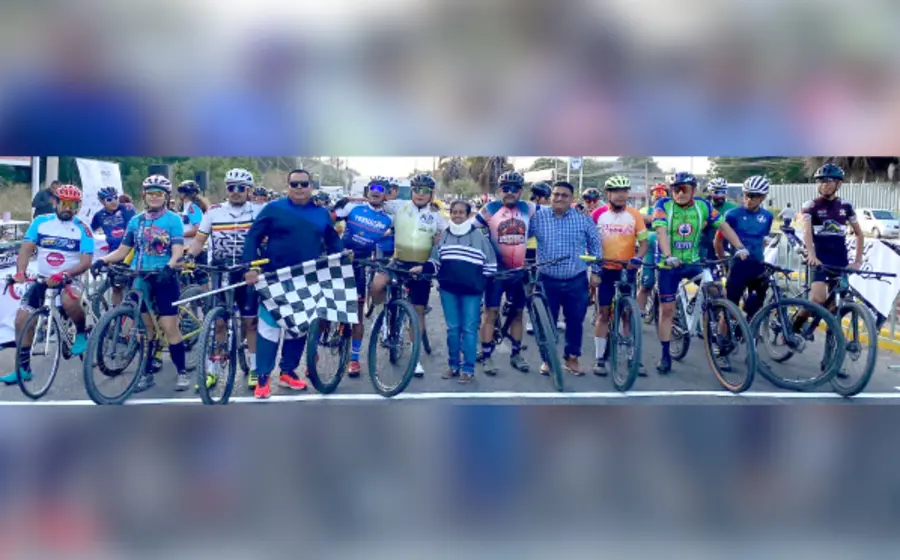 Los ciclistas en la línea de salida con organizadores y colaboradores.