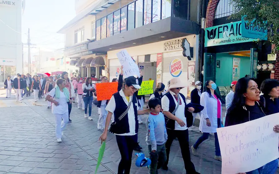Los trabajadores marcharon por las principales calles de Huajuapan.