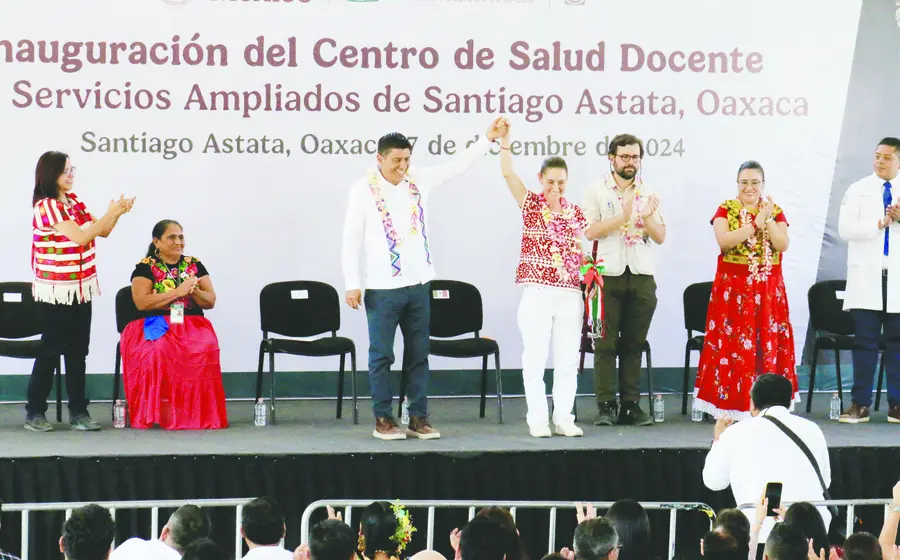 En su primera gira de trabajo por Oaxaca, la Presidenta de México anunció la realización de obras estratégicas para Oaxaca en materia de agua potable, vivienda, caminos artesanales, rehabilitación de carreteras y la ampliación de la carretera Salina Cruz hasta Zihuatanejo.