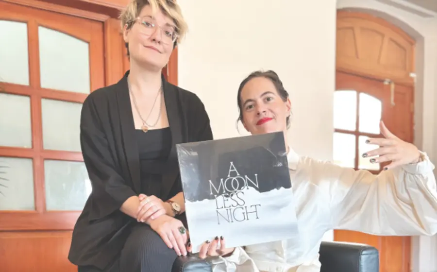 Eva Schumacher, directora de teatro y Lauren Schreuder, cantante, ambas integrantes de Snowapple Collective, en entrevista exclusiva.