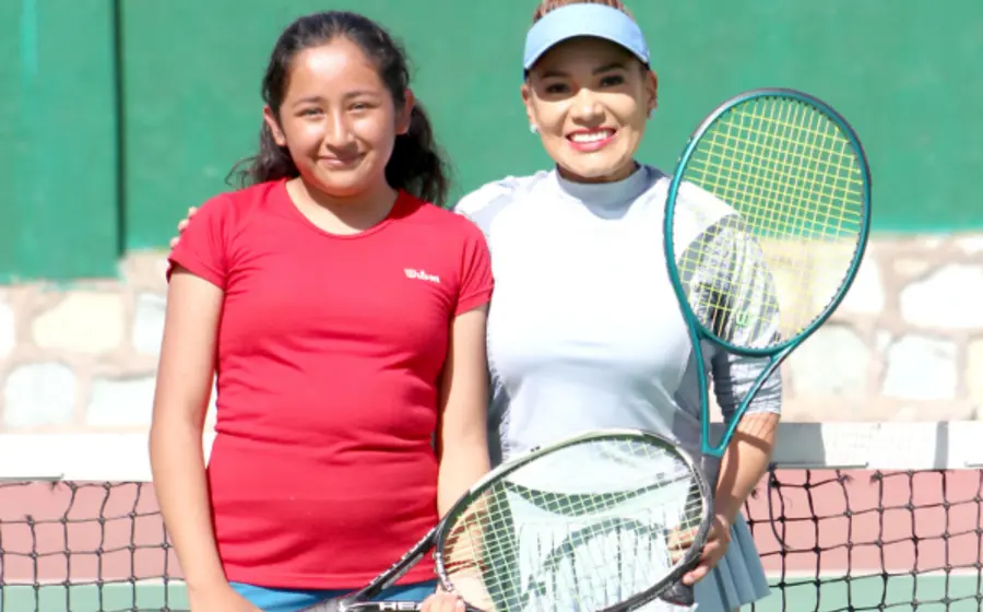 La médica Ana Luisa Martínez y Mariana Piña