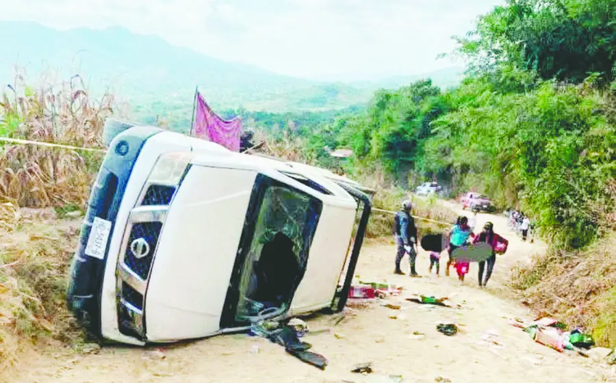 Un menor de seis años perdió la vida al volcar una camioneta en la carretera a Candelaria Loxicha, Pochutla.