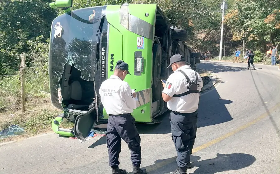 Cinco personas quedaron con lesiones al volcar un autobús en la carretera costera, en San Pedro Pochutla.