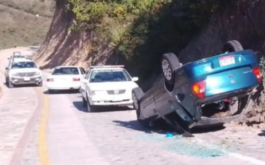 Tres personas fueron trasladadas al hospital de Ixtlán de Juárez luego de volcar un automóvil Nissan tipo Platina en Chicomezúchil.