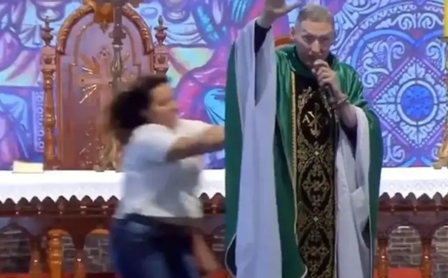 mujer_agrede_sacerdote_en_misa