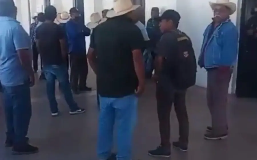 agentes_toman_palacio_municipal_chazumba
