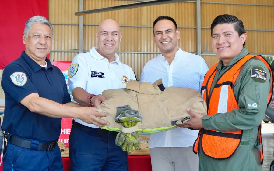 hangar-entrega-equipo-bomberos