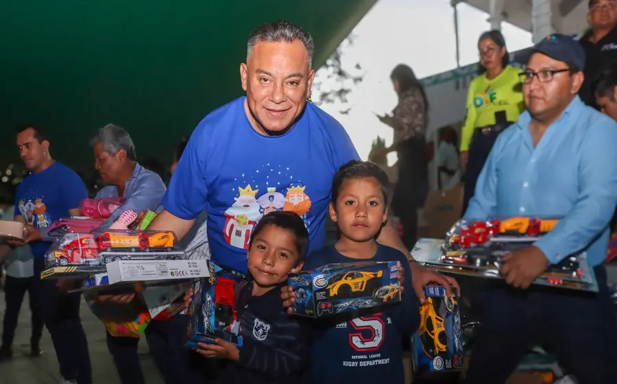 inocente_castellanos_entrega_juguetes_niños