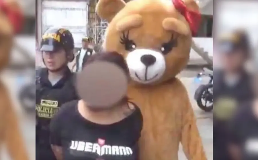 policia_disfraz_osito_detiene_mujer