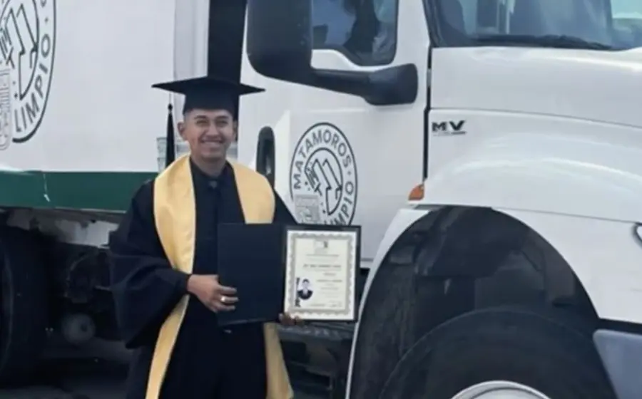 graduado_se_fotografia_camion_de_basura