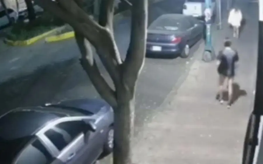 hombre_semidesnudo_persigue_mujer_calle