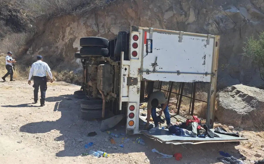 camion_con_migrantes_sufre_volcadura