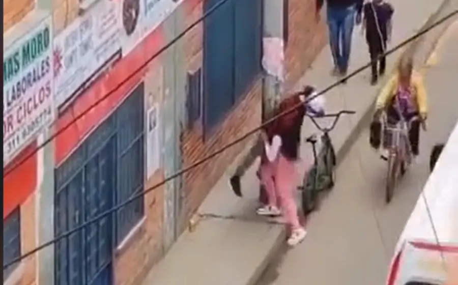 joven_carga_novio_alcoholizado_bicicleta