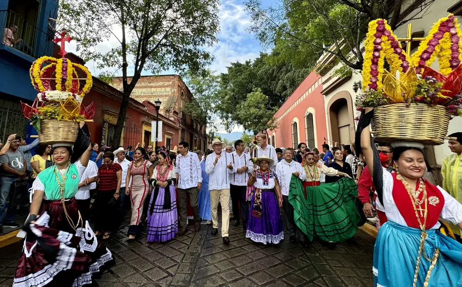 ken-salazar-desfile-delegaciones