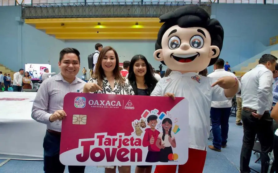 joven-tarjeta