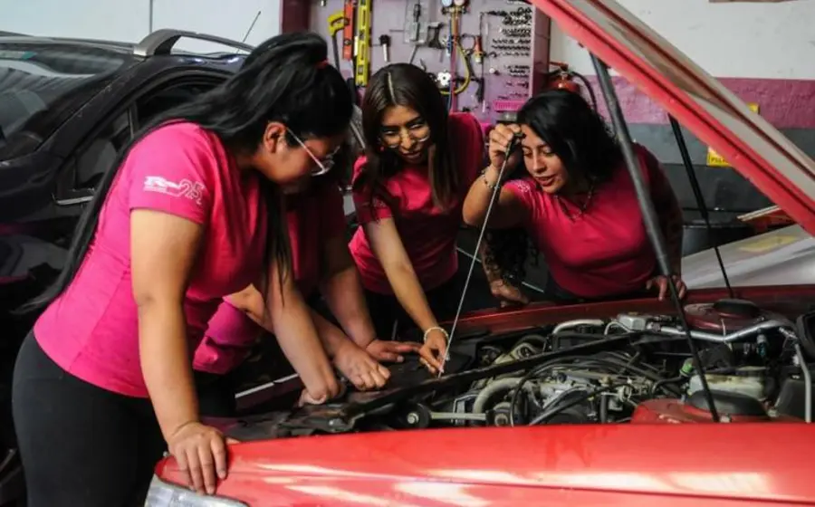 alumnas_academia_automotriz_para_mujeres