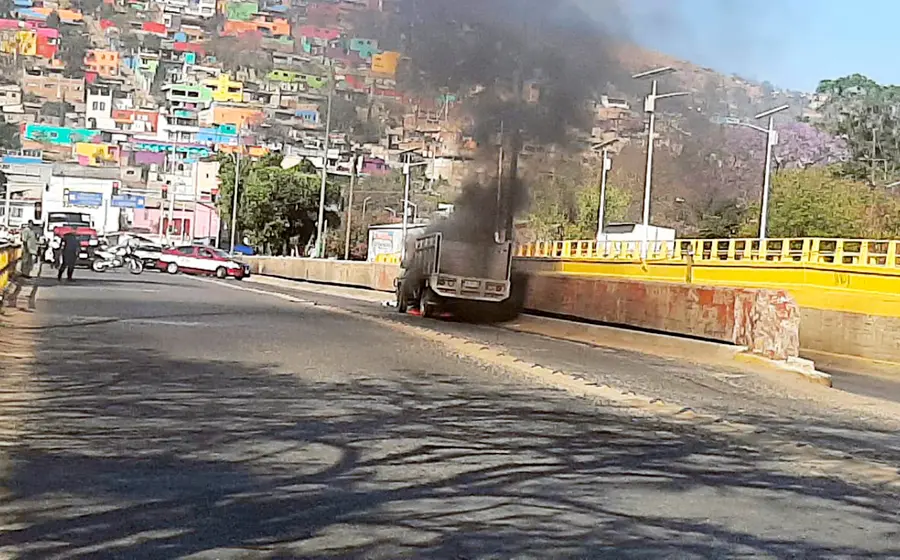 camioneta-incendio-parque-amor-oaxaca1