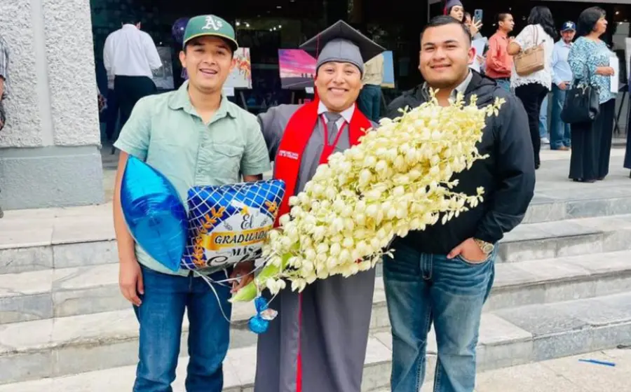 recien_graduado_recibe_ramo_chochas